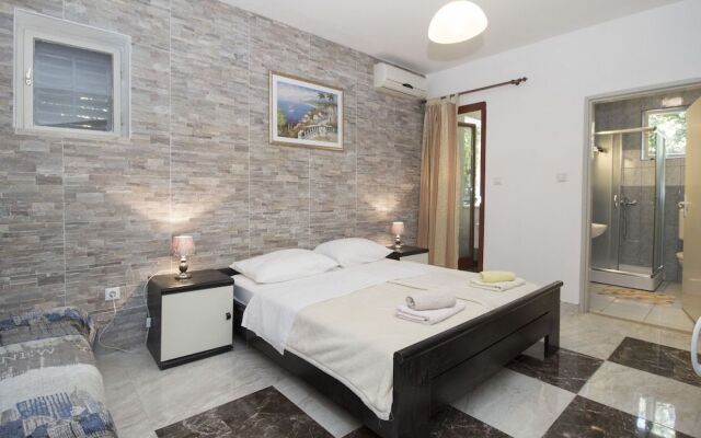 Apartments and rooms Eugenia