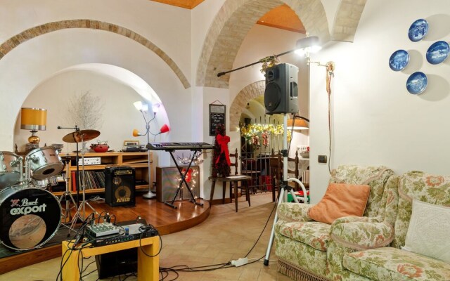 Plush Holiday Home in Macerata with Jacuzzi