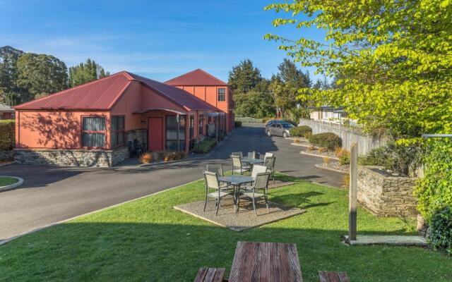 Red Tussock Motel