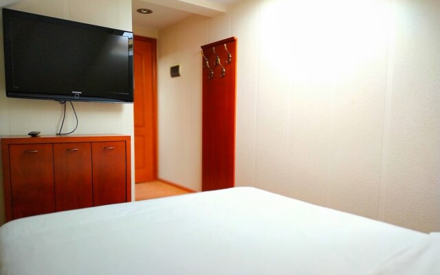 Ally Hotel