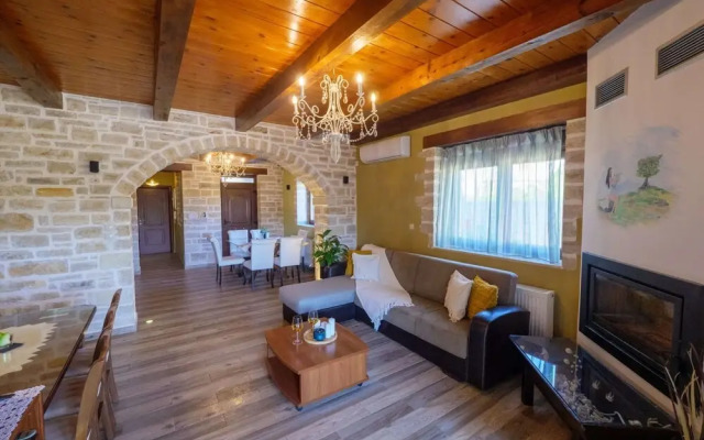 Luxurious Villa With Private Pool, Near a Couple of Restaurants & Sandy Beach