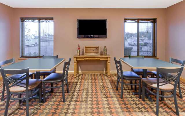 Super 8 by Wyndham Cloverdale IN