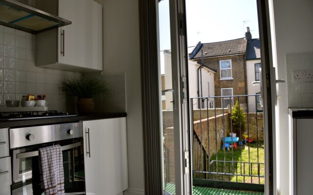 Stylish Apartment 16min from Stratford International