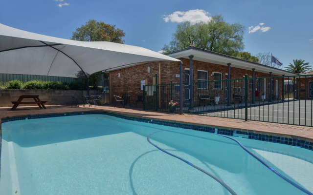 Cadman Motor Inn & Apartments