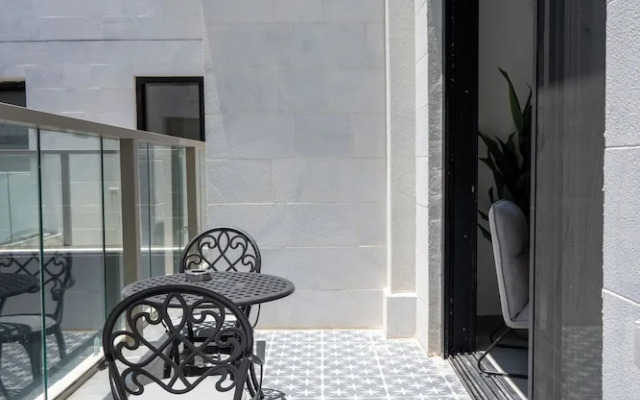 O&O - 2 BR Stylish & Modern Apartment