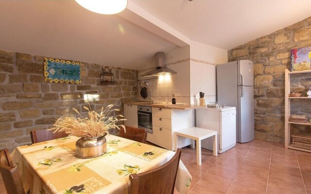 Nice Home in Gracisce With 6 Bedrooms, Internet and Outdoor Swimming Pool