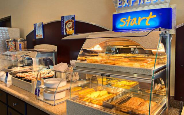 Holiday Inn Express & Suites Cotulla by IHG