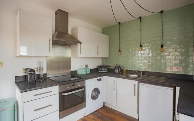 Chester railway station luxury apartment - sleeps 4 & FREE parking!