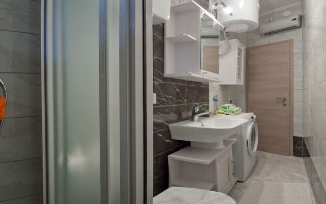 Modern apt With Large Garden & Parking in Center
