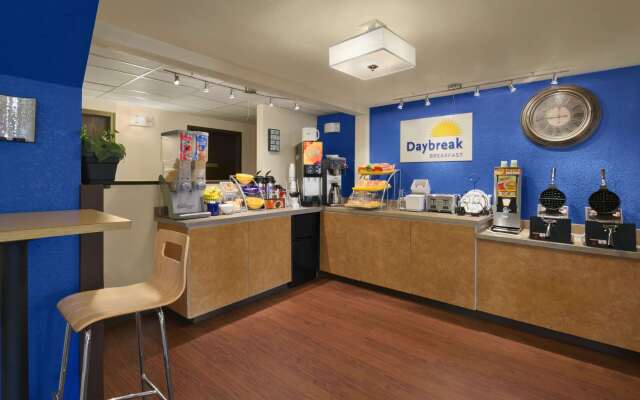 Days Inn & Suites by Wyndham Stevens Point