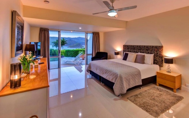 Bella Vista East 3 Luxury Ocean Views Large Flat Grassed Area + Buggy – Guest Rooms – Hamilton Island