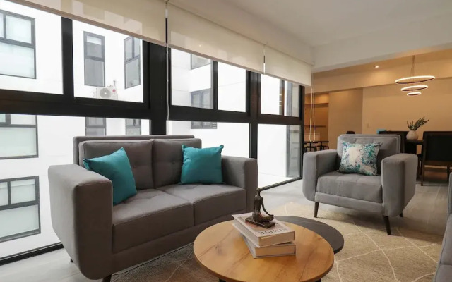 w Grandiose Duplex w Modern Deco in Miraflores
