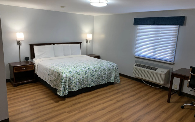 HomeTowne Studios by Red Roof Denver, PA