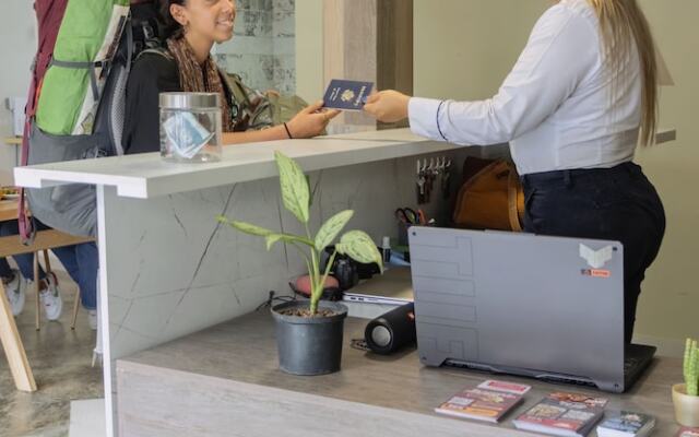 Ventiuna Hotel & Hostel