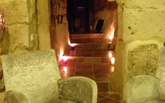 AkCave Suites and Resort