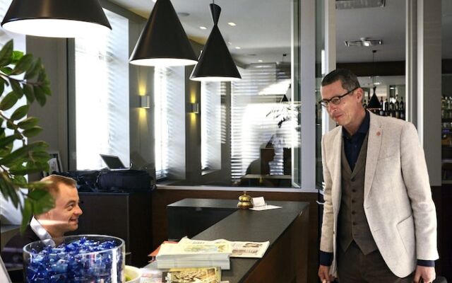 Square Hotel