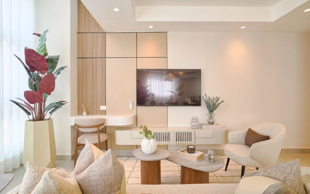 The LUX Natural Art Downtownsd Pool Gym 2BR