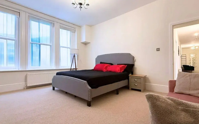 Palacial 3 Super King Bedrooms