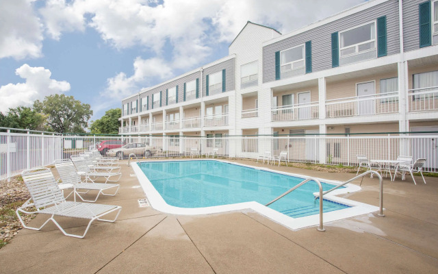 Howard Johnson by Wyndham San Pedro