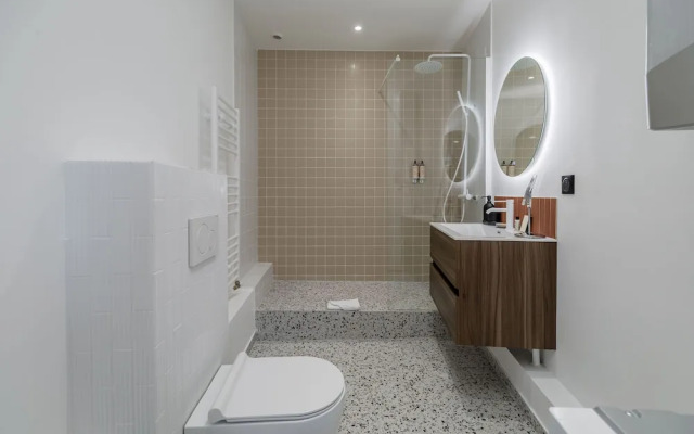 Poetic Stay - Louvre