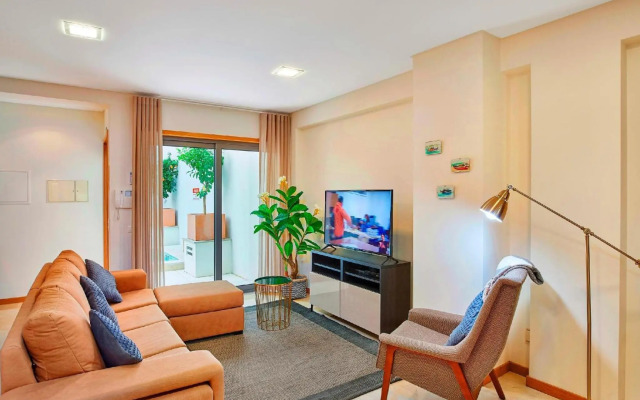 Beautiful Town Centre Apartment with Shared Pool