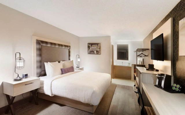 Super 8 by Wyndham Meadow Wood Courtyard