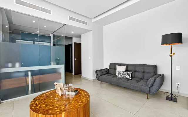 Beachfront 2BR - Pools & Balcony Views