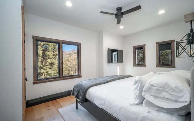 Winterleaf 4 Bedroom Home by RedAwning