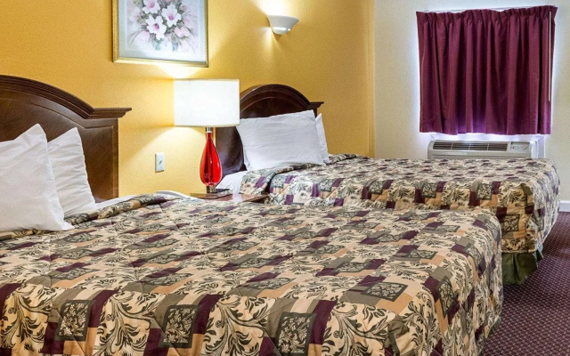 Econo Lodge Inn and Suites Carrollton Smithfield