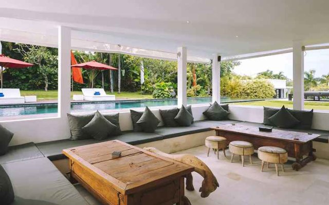 Fabulous Beachfront Villa, 5 BR, Canggu w/ Staff