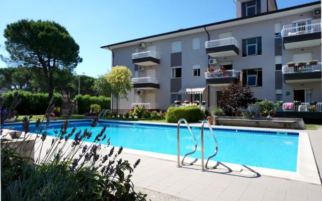 Beachside Flat With Shared Pool