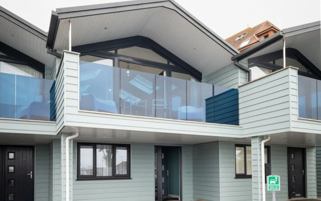 Seaside 3Bd Retreat With Balcony & Stunning Views