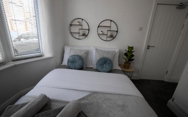 Abingdon House 4 Bedrooms Workstays UK