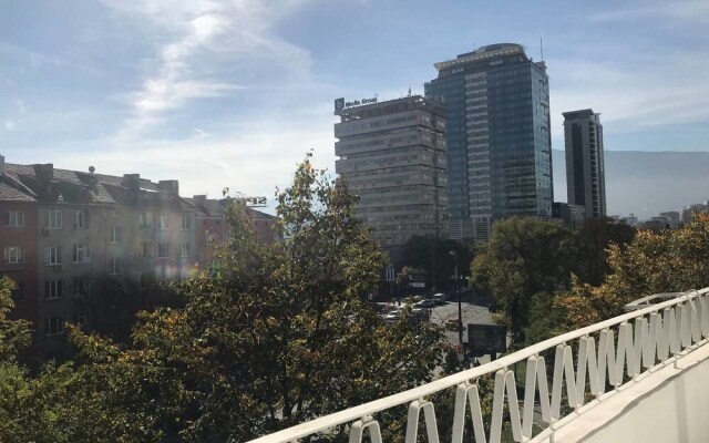 FM Deluxe 2-BDR Apartment with Terrace - Central City View