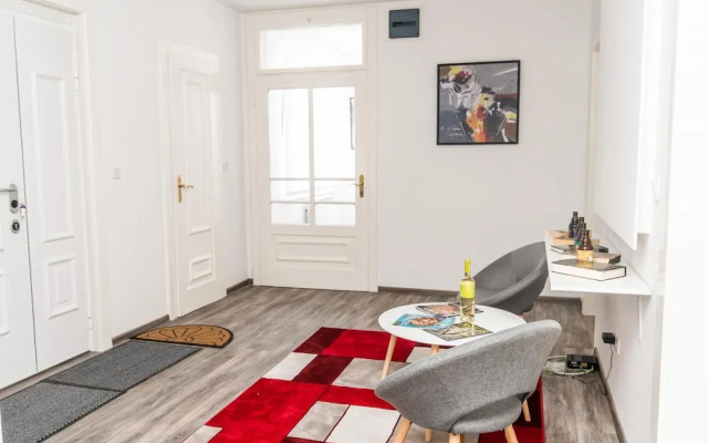 Modern Newly Refurbished Studio Main Street