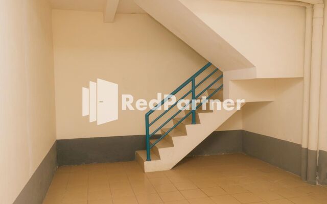 Pits Hotel RedPartner near Atom Mall