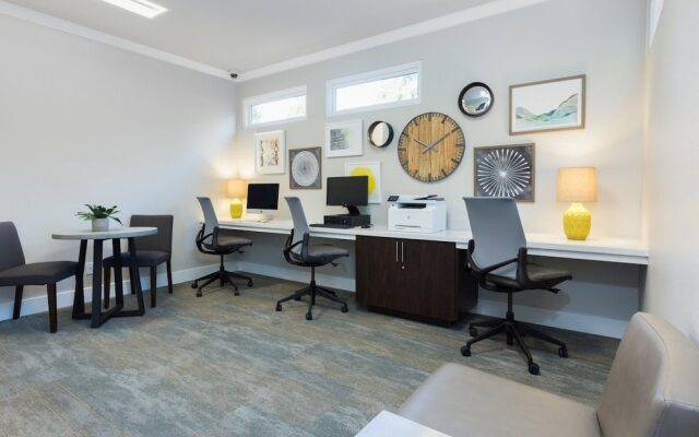 Global Luxury Suites at Stoneridge Mall