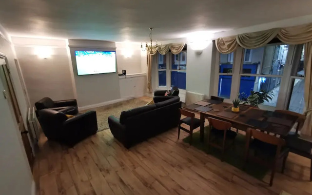 Huge 6-bed Apartment in Darlington Centre