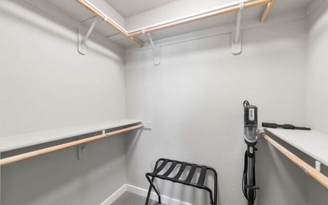 Chic Apt w Jacuzzi Pool BBQ Mountain Views