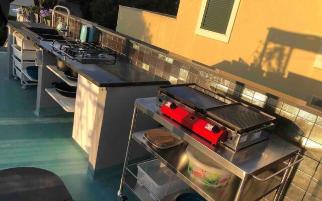 Boutique Triple House With Garden & Roof Terrace