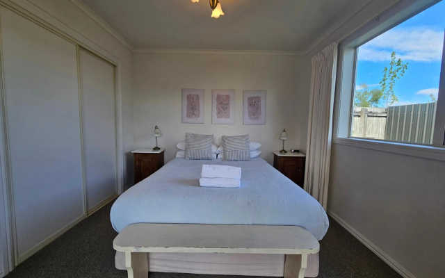 Relax on Rata, Cottage 1 – Guest Rooms – Twizel