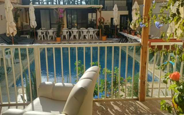 Qronfli Holiday Apartments With Swimming Pool