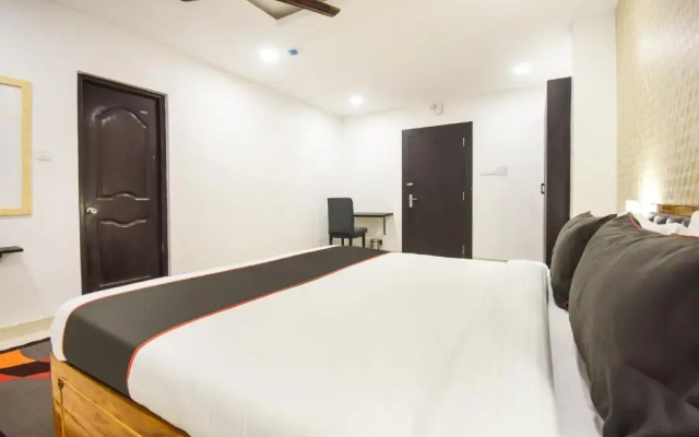 Red Velvet Premium by OYO Rooms