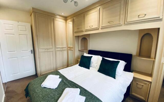 Comfortable Manchester House with Conservatory & Parking