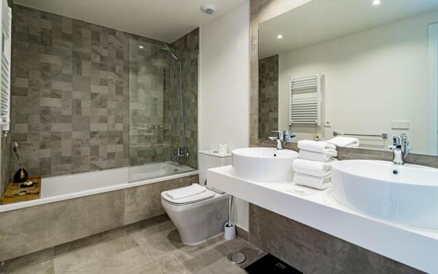 INF4.5P- modern 3 bed city apartment next to beach
