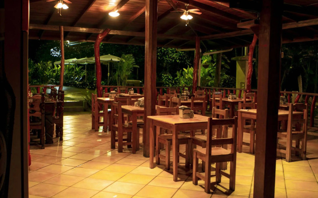 Hotel La Isla Inn