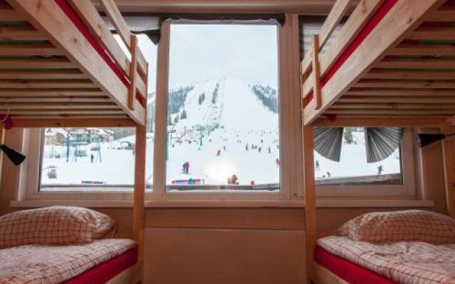 Gnezdo Hostel