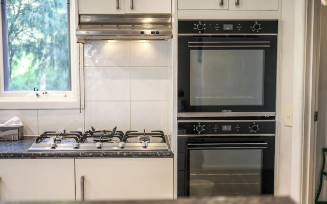 StayAU Gorgeous 5BR BBQ Home Geelong