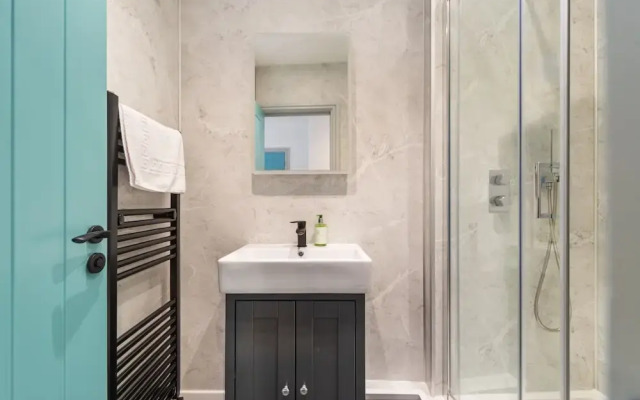 Windermere House - Sea Views Close to Harbour