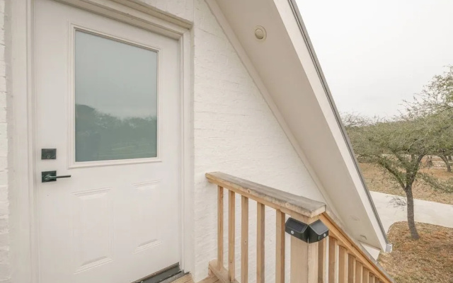Scarlet Ridge Retreat - Near Wineries & DT Austin!